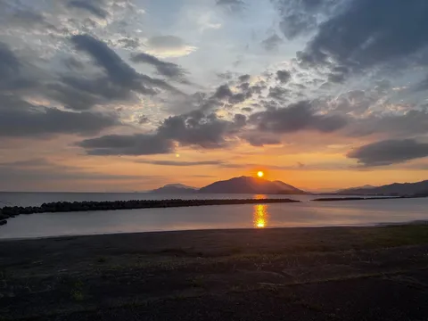 夕暮れ、海辺の静寂