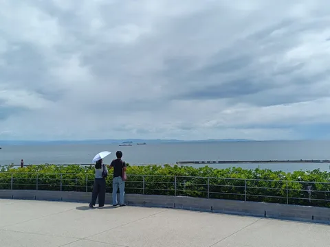 海辺の会話と白い傘