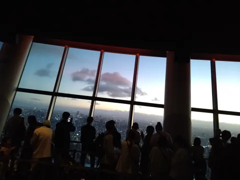 夕暮れの摩天楼と人々