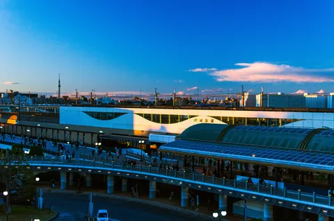 夕暮れの都会、人々の賑わい
