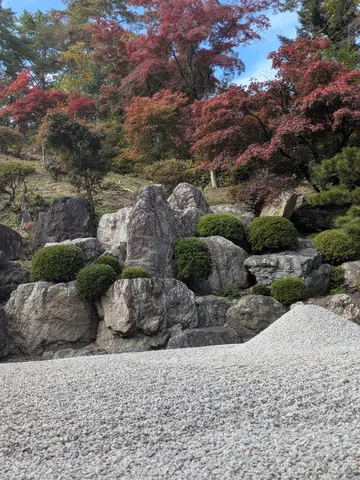 秋の彩りと岩の静寂