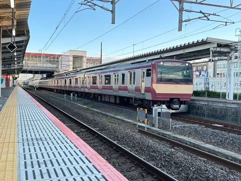 茜色の列車と静かな駅