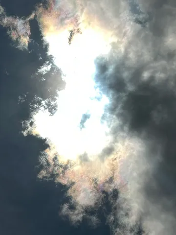 虹色に輝く幻想的な雲