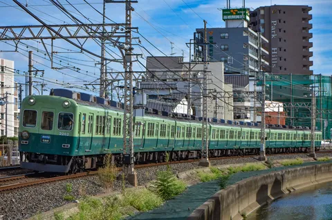 川辺を駆ける二色の郷愁