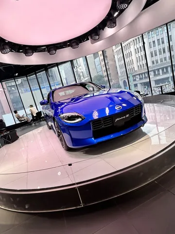 青い車体、光のショールーム