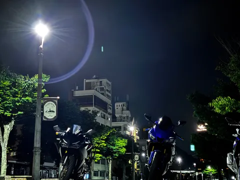 夜の街に浮かぶ光の輪