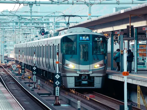 ホームに停まる蒼色の列車