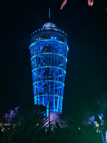夜空を照らす青い螺旋塔