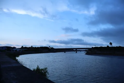夕暮れの橋と水面