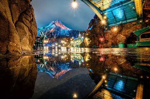 光を映す幻想の山景