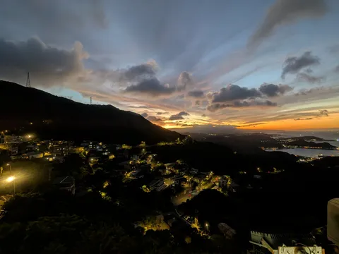 灯火と夕暮れの対比