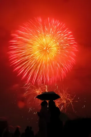 二人と花火、夜空の灯