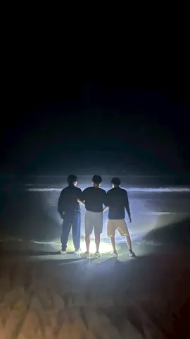 夜の海岸、三人のシルエット