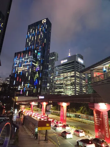 ネオンがきらめく都会の夜景、渋滞もアートに