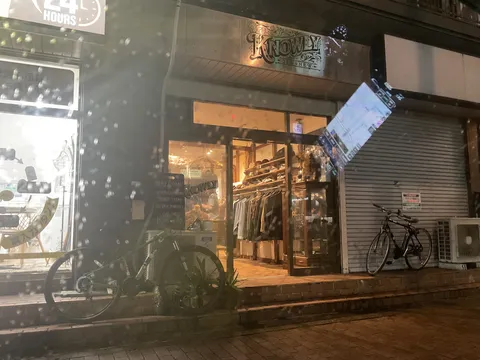 夜の古着店の灯り