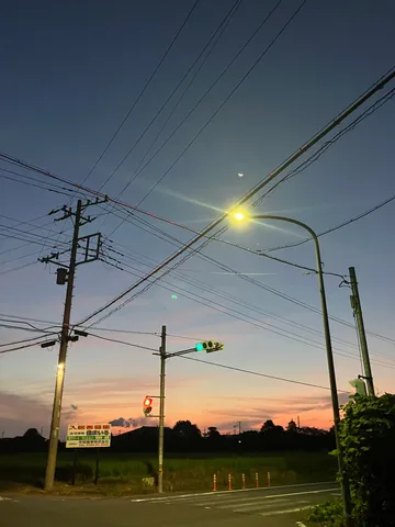 暮れゆく空と交差する光