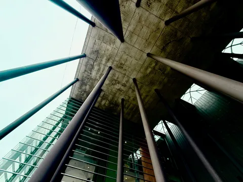 空へと伸びる、建築の詩