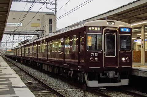 深紅の列車が刻む瞬間