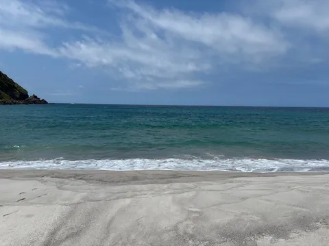 静かな砂浜と青い海