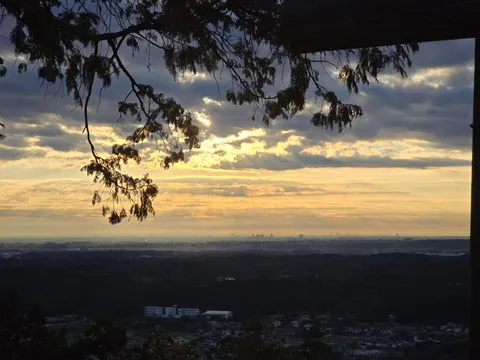 夕暮れに染まる街並みと木漏れ日