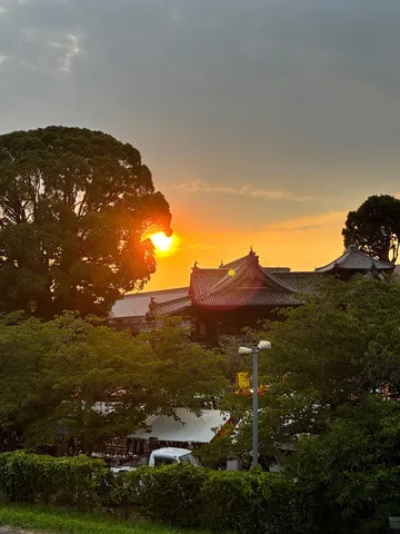 夕焼けに映える古刹の屋根