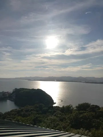 海に映る太陽の眩しい光景