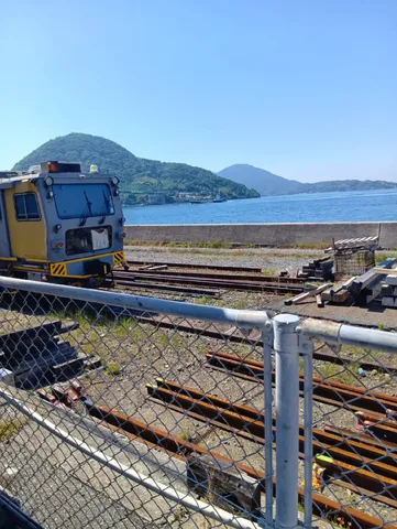 潮風とレールの風景