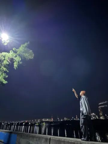 夜の街灯と指差す視線