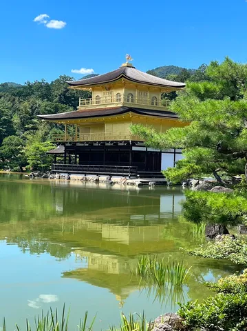 水鏡に映る黄金の殿