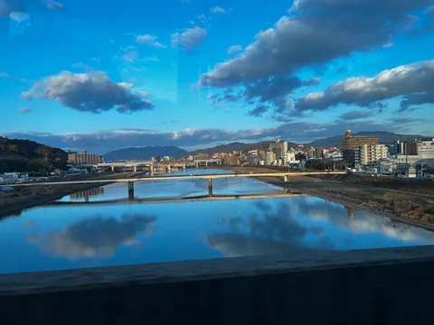 水鏡に映る都市と山の情景