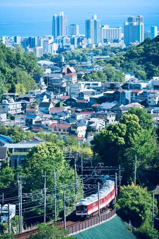 街を見下ろす赤い電車