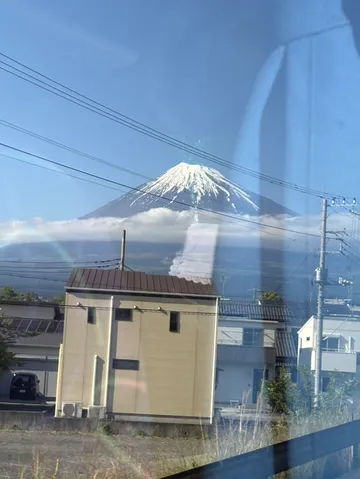 雪化粧の富士と街並み