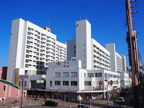 都市の日常、陽光と影のコントラスト