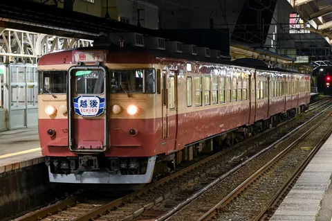夜駅に灯る、郷愁の急行