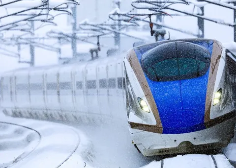 吹雪の中を疾走する新幹線
