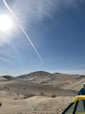 砂漠に描かれた空の道