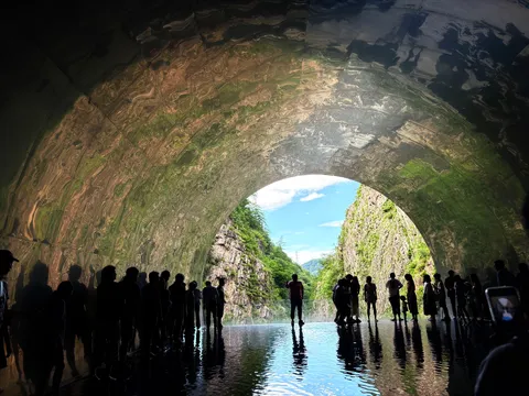 鏡面の世界、水辺のシルエット