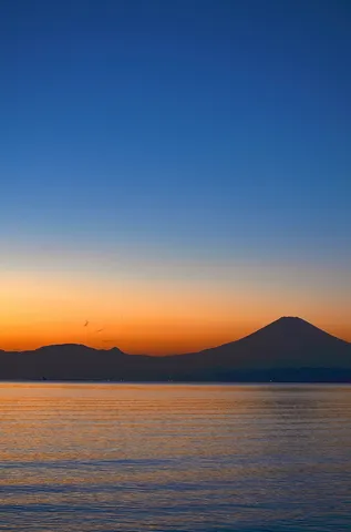 夕暮れの富士と水面が描く色彩