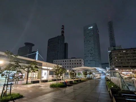 雨夜の都会、光と影のコントラスト