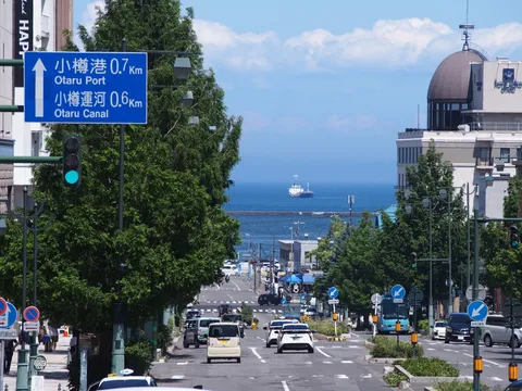 海辺の道、港への案内