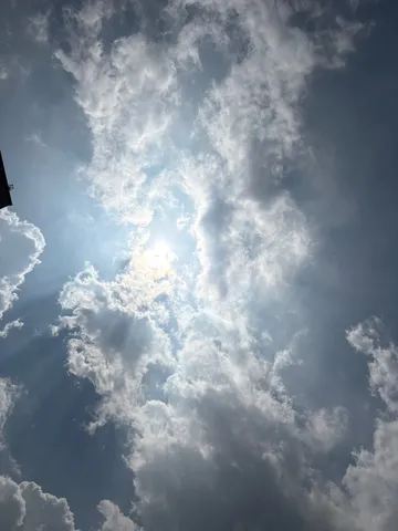 太陽が顔を出す、光のカーテン