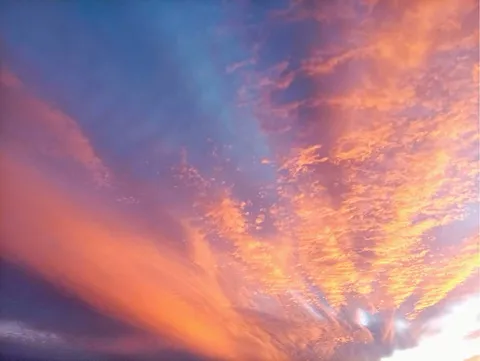 夕暮れの空が染まる瞬間
