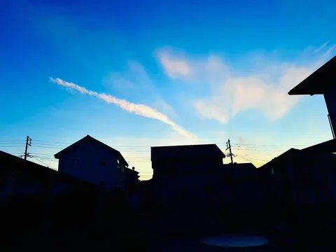 空と電線と家々のコントラスト
