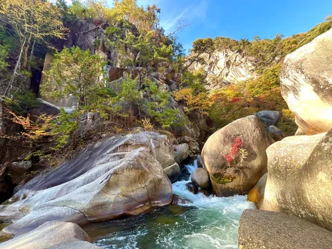 巨岩と紅葉、清流の囁き