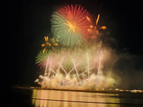水面に映る光の華