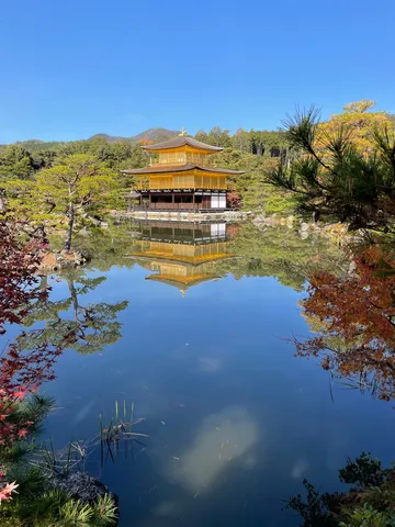 金閣寺、水鏡に映る逆さの世界
