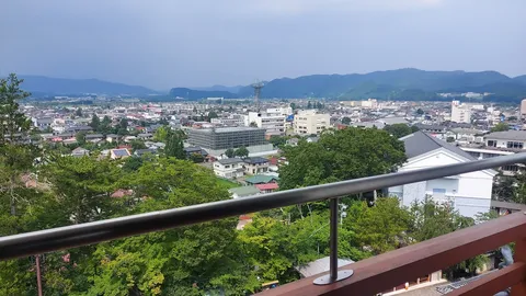 山の麓に広がる街並み