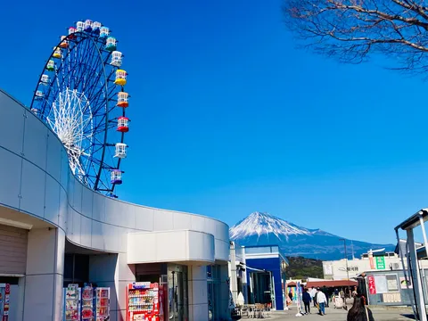 青空に映える、富士と観覧車