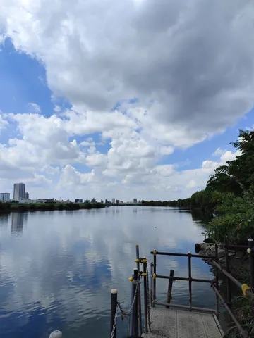 水辺に浮かぶ雲の語らい