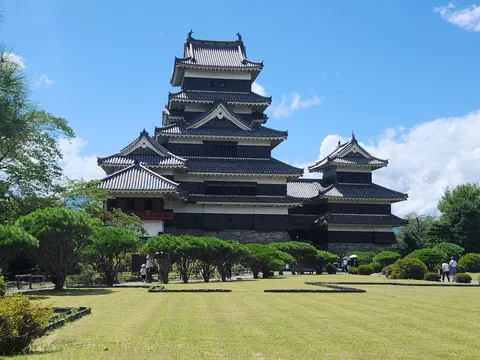 黒い城、青い空、緑の芝生